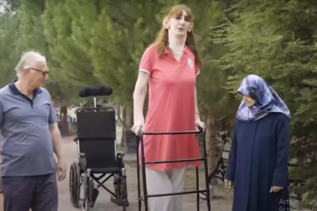 Tallest Woman in The World: Rumeysa Gelgi Height & Bio