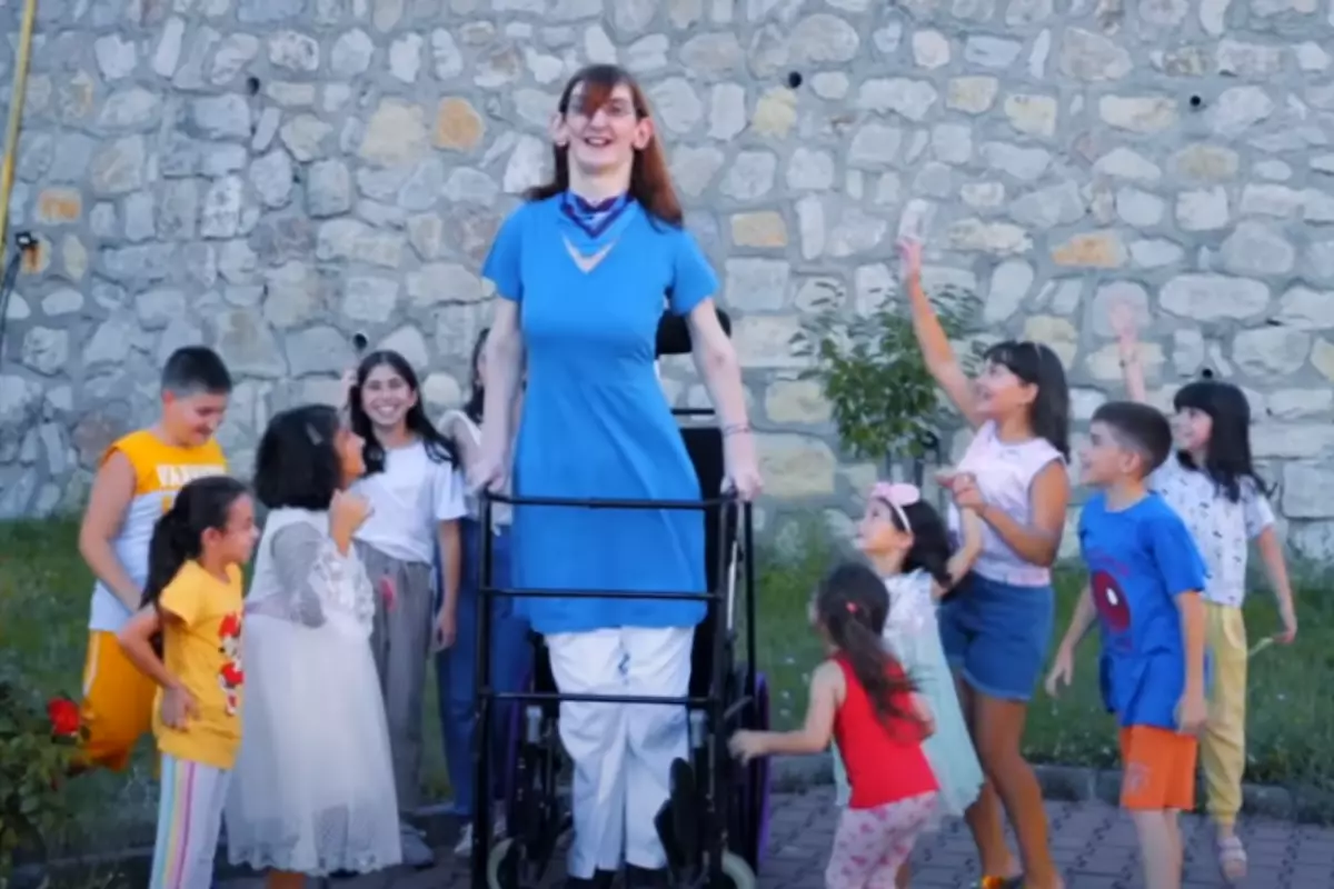 Tallest Woman in The World: Rumeysa Gelgi Height & Bio