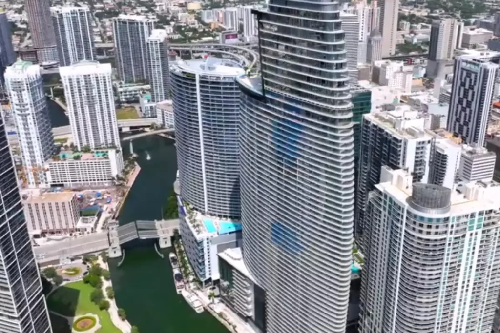 how tall is the tallest building in miami
