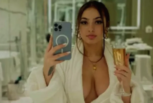 How tall is Ash kash height